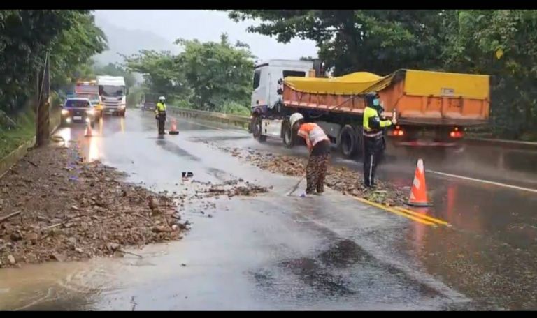 土石滑落阻斷路面．礁警冒雨疏導交通