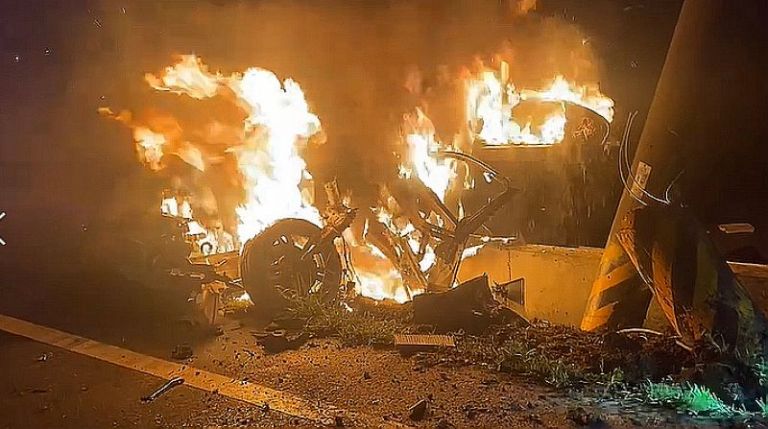 開車撞斷電桿起火．男子受困車內身亡【影音新聞】