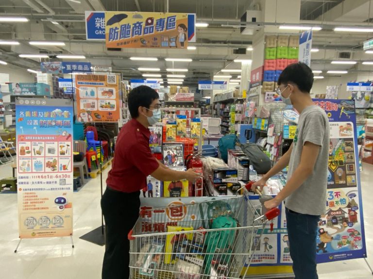 防疫不忘防颱～家樂福賣場設防颱專區