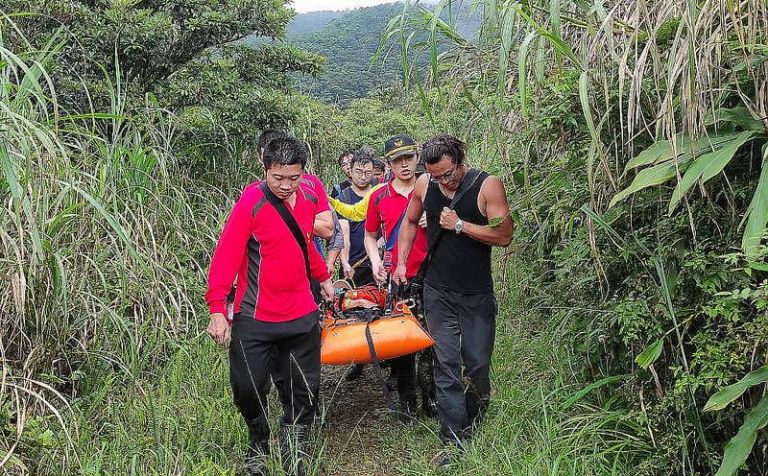 六名山友結伴登山．一男子摔傷呼救