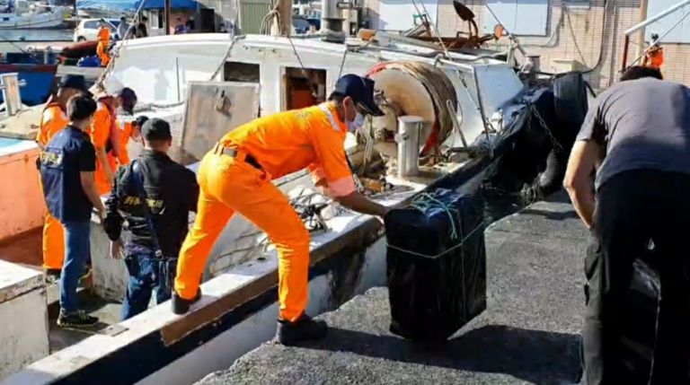 萬里籍漁船遭查獲千萬元私菸 海巡宜蘭查緝隊與刑事局合力漂亮出擊【影音新聞】