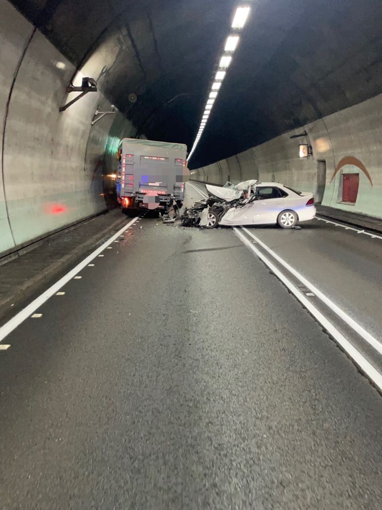 雪隧凌晨嚴重車禍 自撞駕駛不治