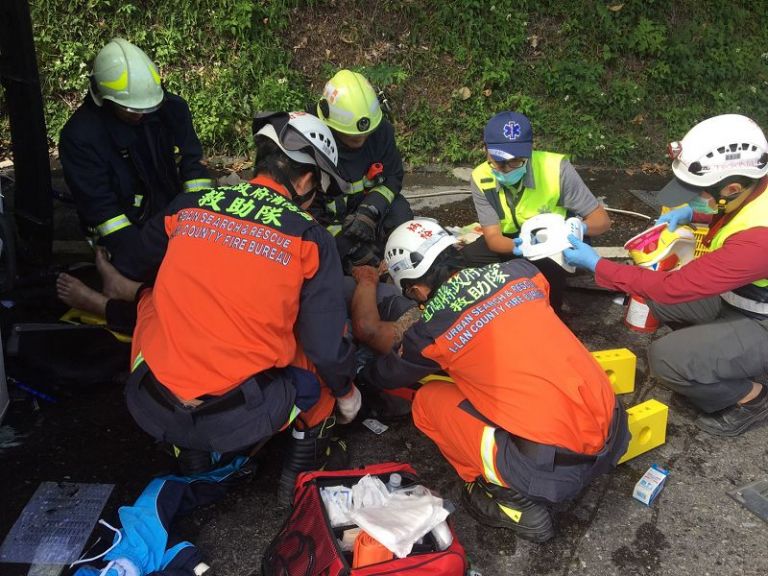 蘇花公路發生連結車與自小客車擦撞3人送醫救治