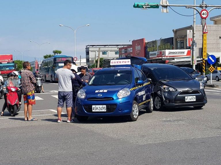 羅東鎮光榮路發生汽車追撞事件所幸沒人受傷