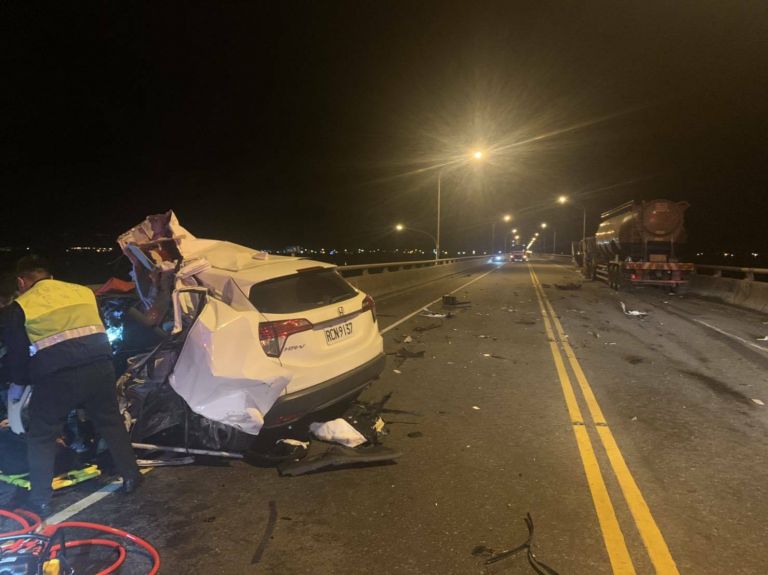 五結噶瑪蘭橋自小客與化學槽車碰撞 一司機死亡【影音新聞】