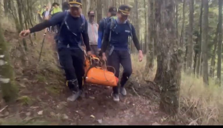 登山客南湖大山登山步道摔傷無法行走 宜蘭台中消防聯合漏夜救援