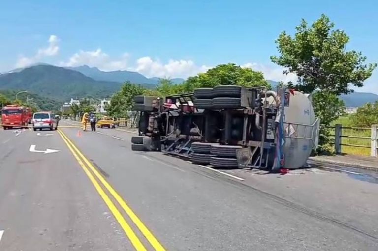 蘇澳蘇濱路海山東路口化學槽車翻覆 司機受傷獲救【影音新聞】
