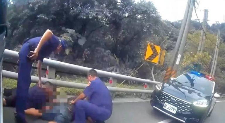 感情糾紛捅人一刀 吳姓男嫌遭警方攔截圍捕送辦收押【影音新聞】