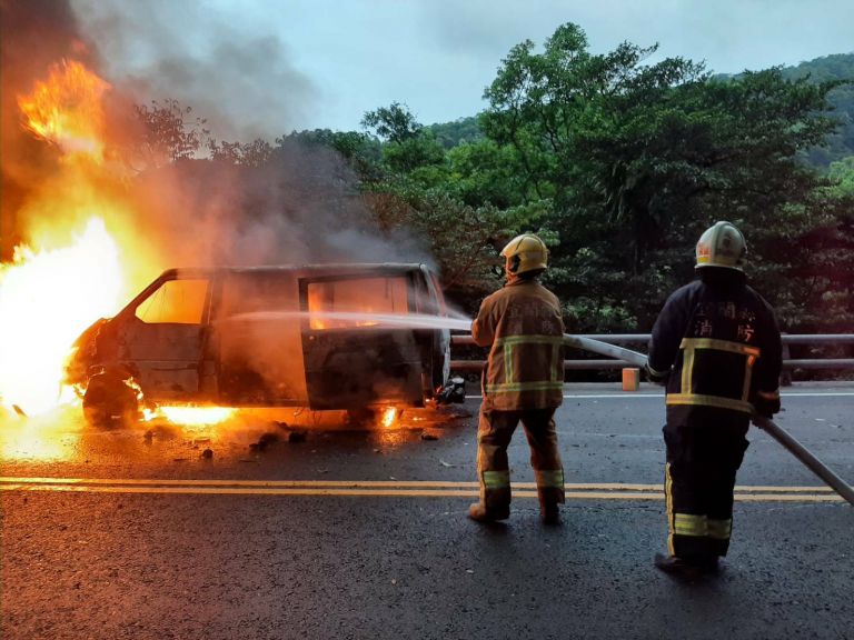 蘇澳台九線廂型車火燒車 二車擦撞致肇禍【影音新聞】