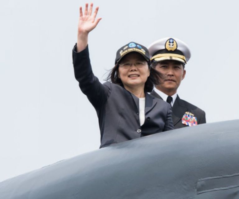 蔡英文總統13日首度赴蘇澳海軍中正基地登艦出海視導