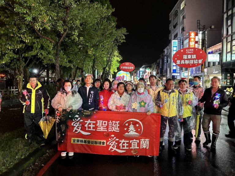 璀璨燈車 愛在聖誕‧愛在羅東冒雨遊行報佳音【影音新聞】