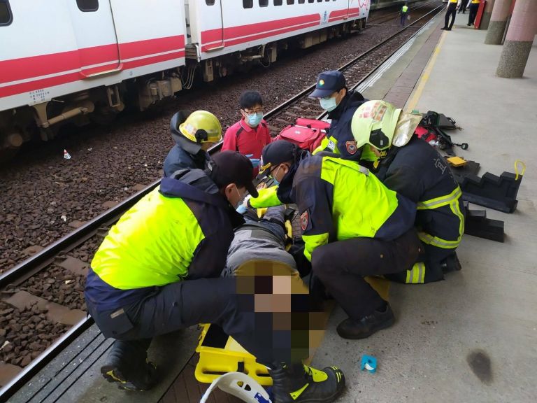 普悠瑪列車傳意外事故 羅東月台一旅客送醫【影音新聞】