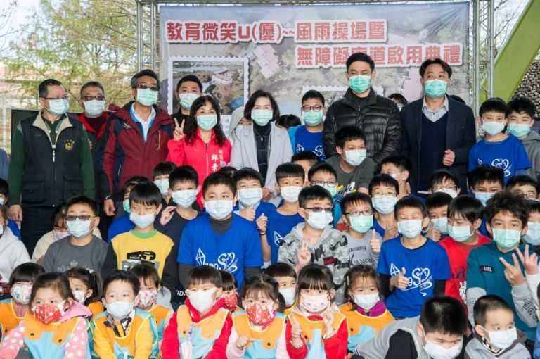 風箏意象結合無障礙廊道與公共藝術 冬山國小風雨操場啟用