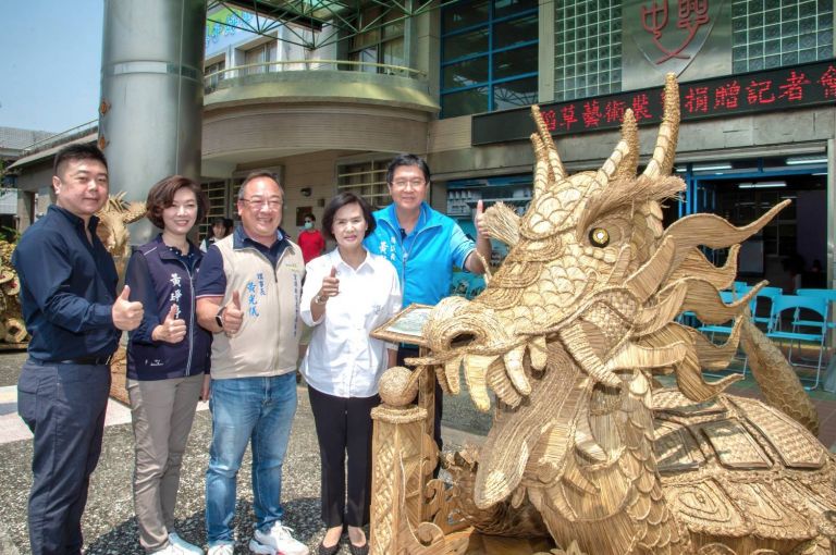 受刑人稻草藝術移作校園美景 宜蘭縣家長會長協會促成宜蘭監獄捐贈
