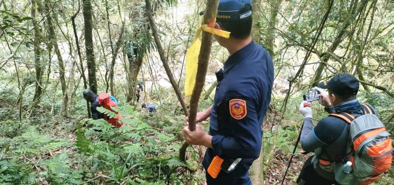 女登山客摔落山谷 明池派出所副所長張政賢率警前往搶救【影音新聞】