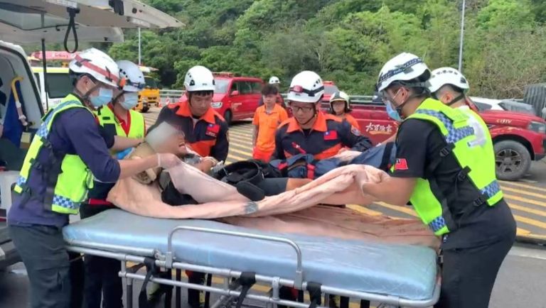 徒步環島男子遭落石擊中 宜花消防人員接駁搶救【影音新聞】