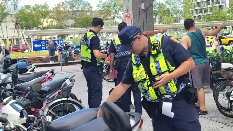 羅東轉運站機車違停嚴重 警方疲於奔命連開50張罰單