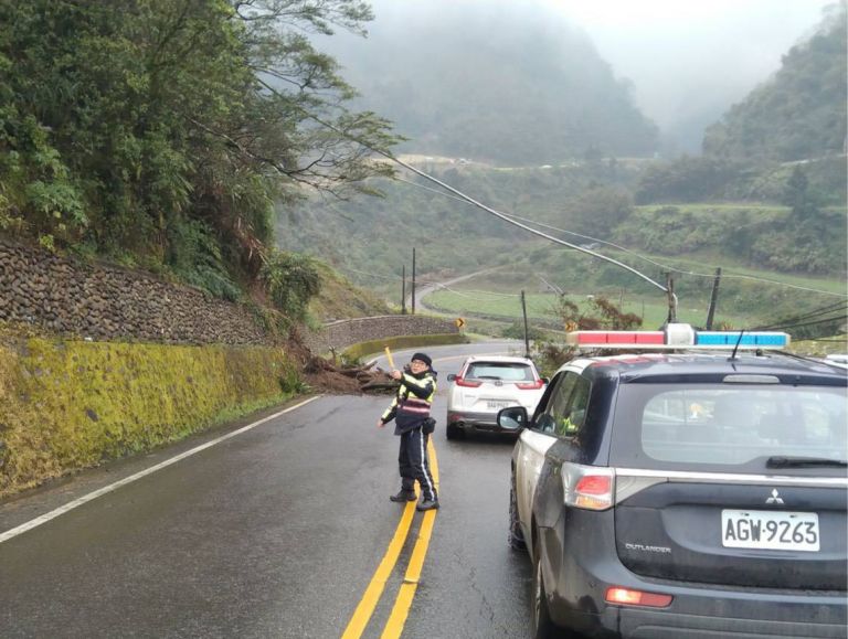 冷氣團挾帶豪雨 台7甲線南山路段山壁落石崩塌【影音新聞】