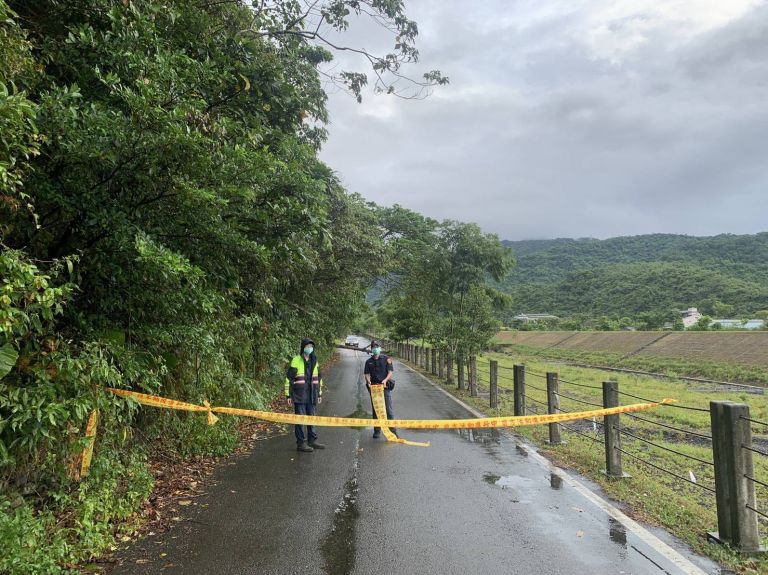 烟花帶來豪雨路樹應聲倒下  羅東警方呼籲行車小心【影音新聞】