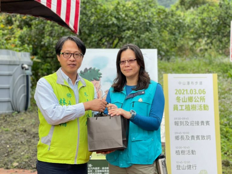 中山步道來年將更美 冬山鄉長率員工遍植櫻花等花木