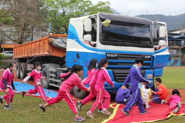 砂石車開入校園 蘇澳國小師生體驗內輪差驚呼連連【影音新聞】