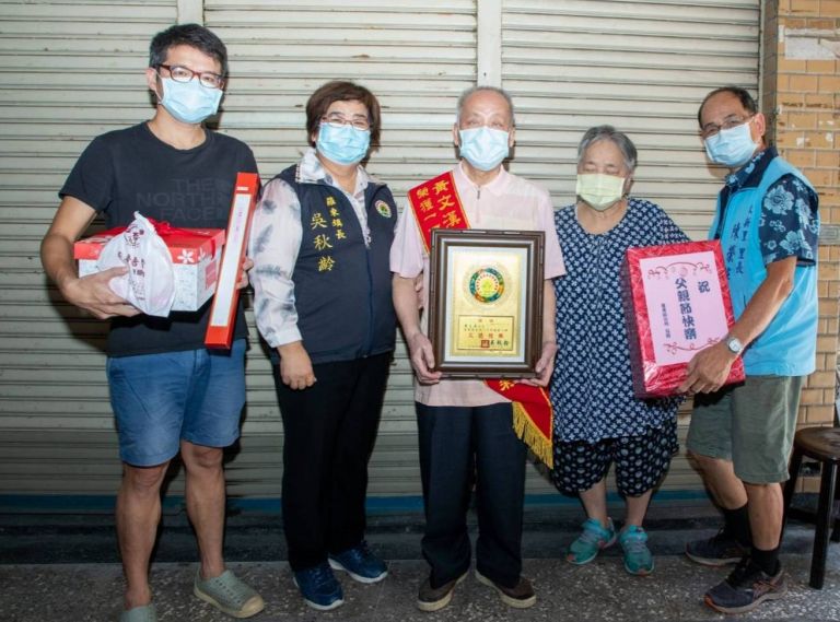 視障按摩師黃文漢榮獲宜蘭縣模範父親 吳秋齡鎮長至府祝賀【影音新聞】