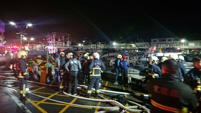 南方澳漁港深夜火警 一艘報廢漁船全面燒毀【影音新聞】