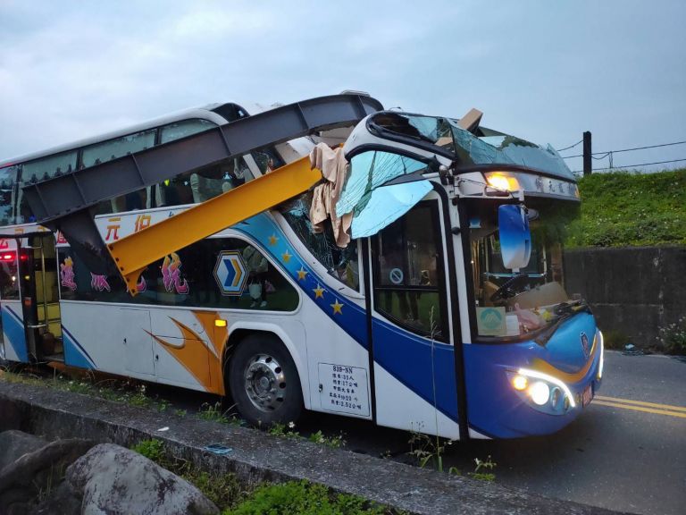 羅東運動公園旁防汛道路車禍意外 遊覽車撞及限高警示鋼架二人傷【影音新聞】