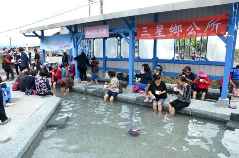 泡個足湯再上車 最有溫度的候車亭在耕莘專校前