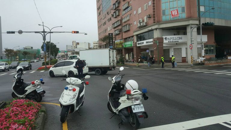 天雨路滑小心駕駛  羅東光榮路二車互撞貨車司機受傷