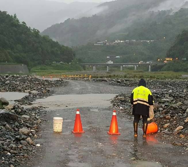 溪床河水暴漲急封路 警方:非必要避免進入山區活動【影音新聞】