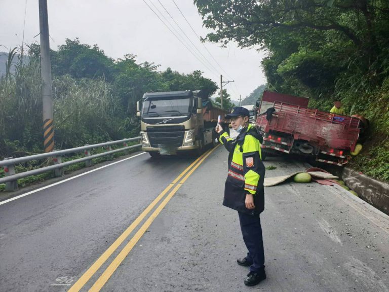 行駛山路莫貪快 滿載西瓜卡車陷山溝【影音新聞】