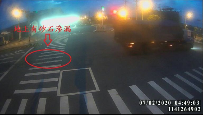 機車騎士犁田慘摔 元凶是砂石車滲漏廢土【影音新聞】