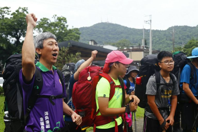 小六畢業生攻頂南湖北山  岳明國小校長黃建榮親身帶領