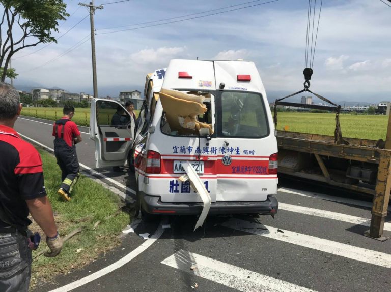 救人反被救 壯圍救護車與自小客互撞3人受傷