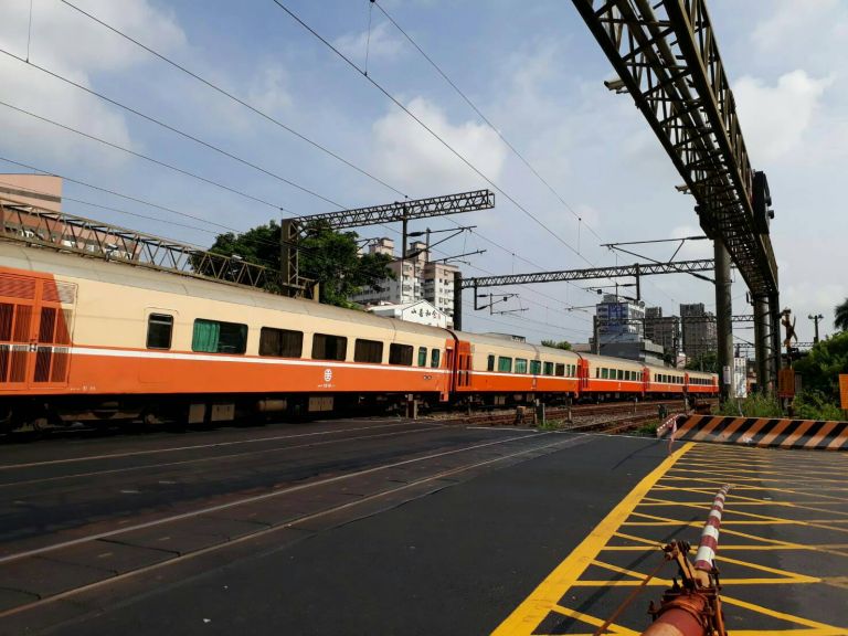 臺鐵605班次莒光號機械故障卡市區 民眾趕上班平交道不放行【影音新聞】