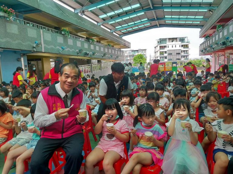 沈德茂鄉長請幼兒園小朋友吃冰淇淋  背後有故事【影音新聞】