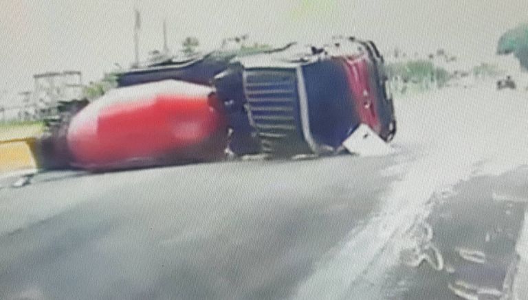 遇紅燈緊急剎車致翻覆 五結堤防水泥車交通意外【影音新聞】