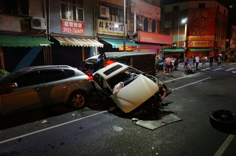 羅東環鎮道路、義成路口嚴重車禍多人傷 闖紅燈名車成廢鐵【影音新聞】