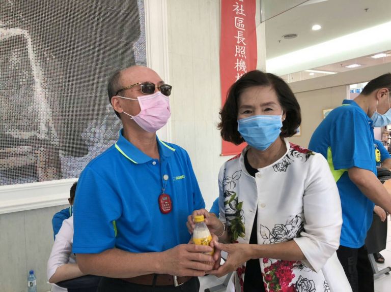 視障不是社會負擔 按摩師感念醫䕶辛勞 免費按摩舒壓【影音新聞】