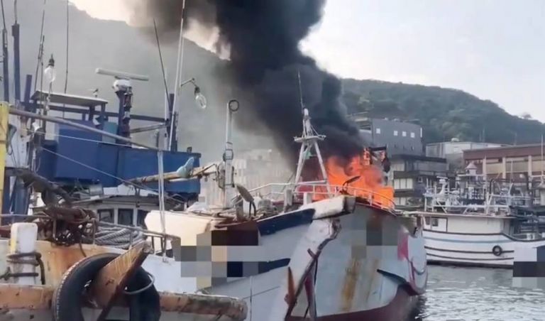南方澳漁船突起火燃燒 海巡單位聯合警消緊急救援【影音新聞】