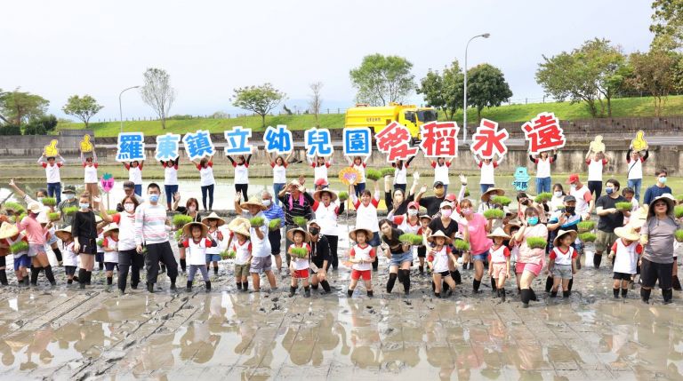 食農教育從小開始 吳秋齡鎮長陪羅東幼兒園插秧趣【影音新聞】