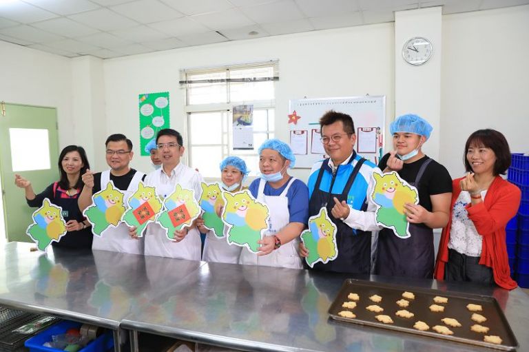 江聰淵市長親手製作熊讚手工餅乾獻給天下偉大母親