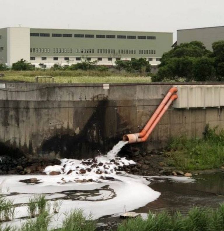 蘇澳新城溪出海口出現白色泡沫 縣環保局採樣送學術單位化驗