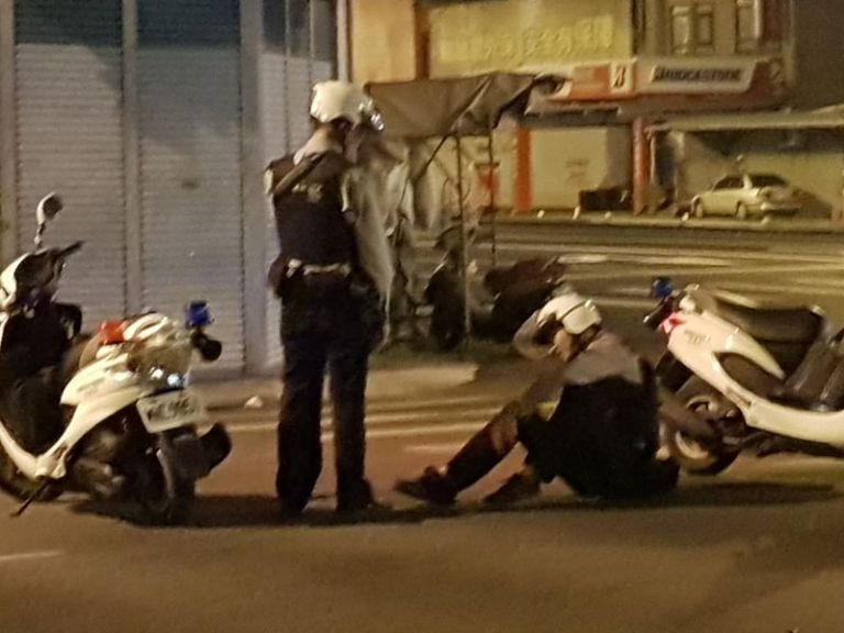警察清晨騎機車巡邏摔傷 路過民眾紛紛上前關懷【影音新聞】