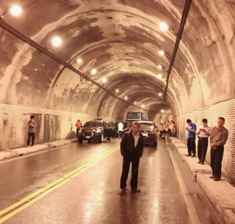 蘇花公路坍方落石不斷 眾多人車受困隧道內進退不得【影音新聞】