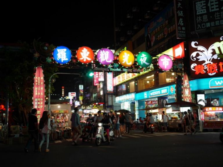 羅東夜市向地主繳納租金還被警方開罰攤販發火了