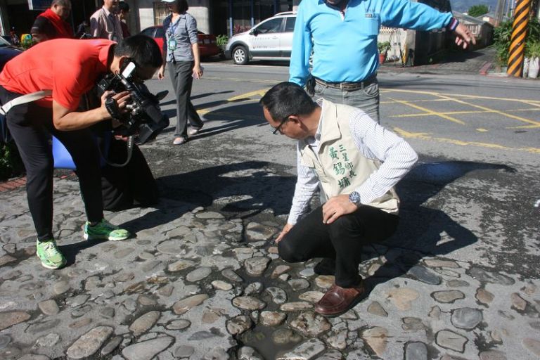 三星鄉鵝卵石路面全面改舖瀝青混凝土方便長者通行【影音新聞】