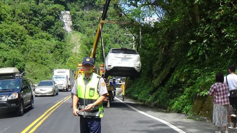 蘇花公路自小客車遇難 波麗士出面協助解危