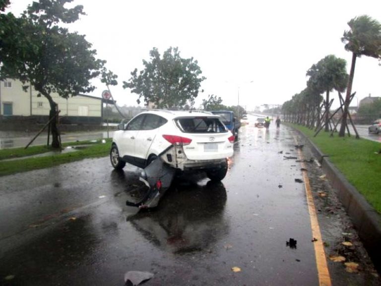 風雨交加自小客車自撞路樹燈桿 羅警迅速排除障礙